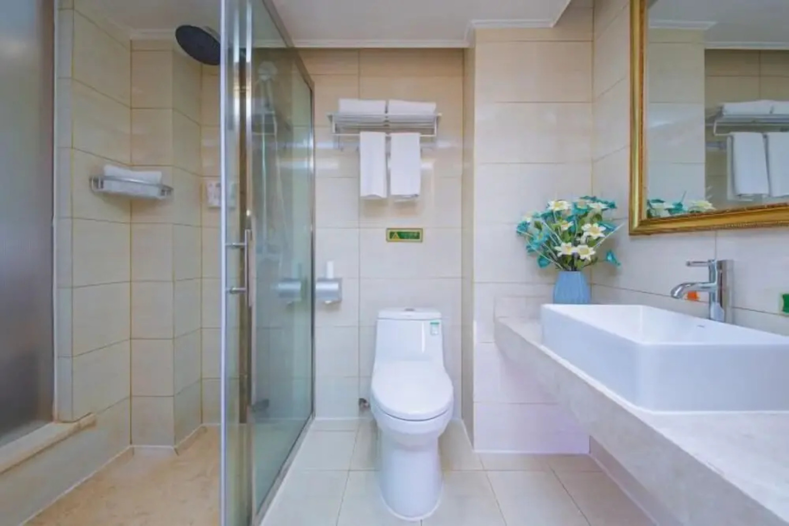 Vienna 3 Best Hotel (Yingshan Bus Station)