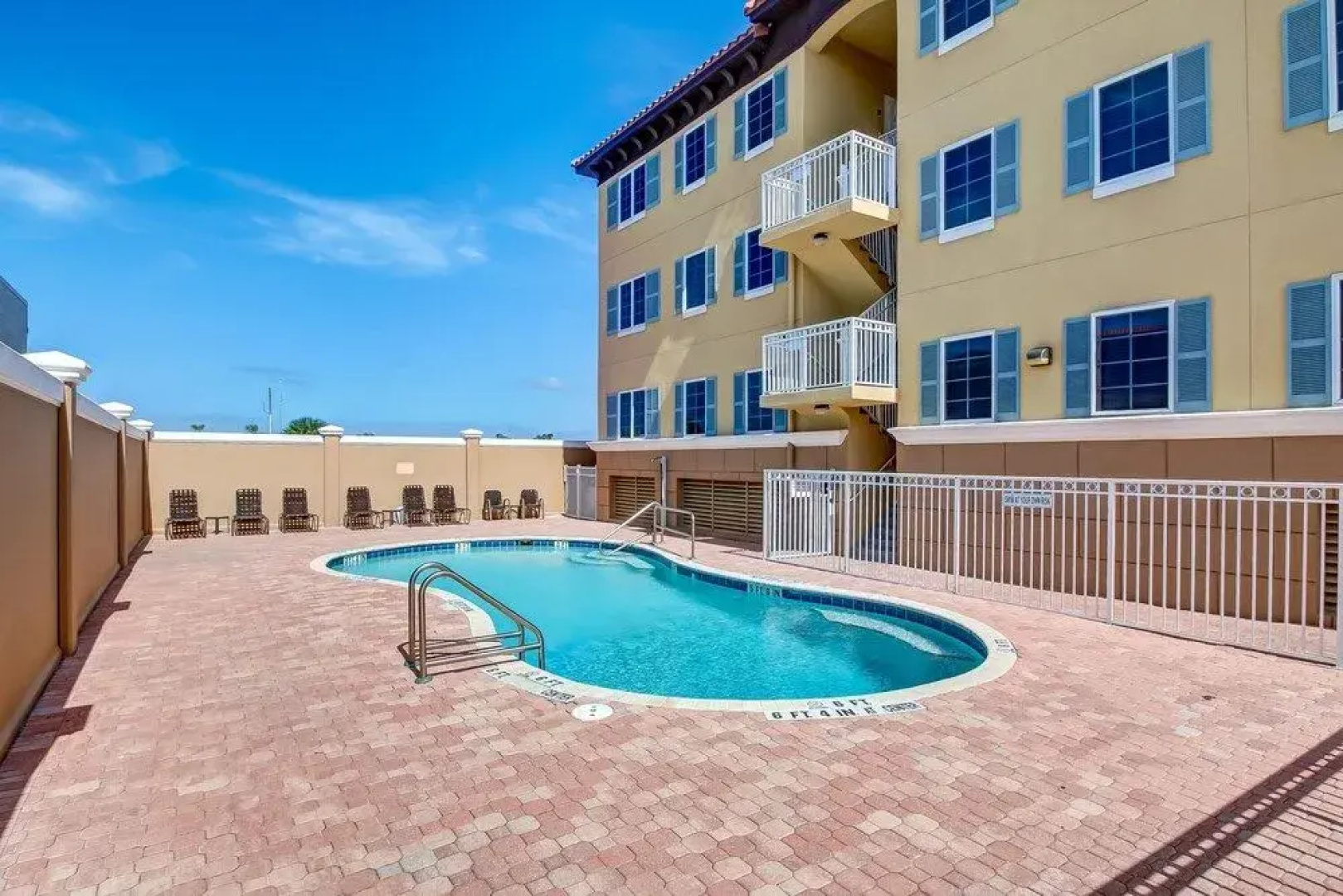 Deluxe Condo at the heart of Main Beach by RedAwning