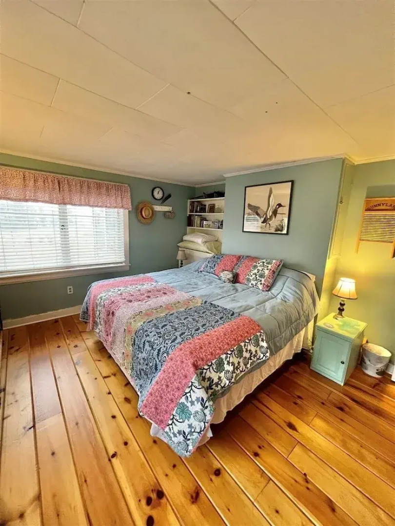 Mary's Lakeview - Limit 10 4 Bedroom Home by RedAwning