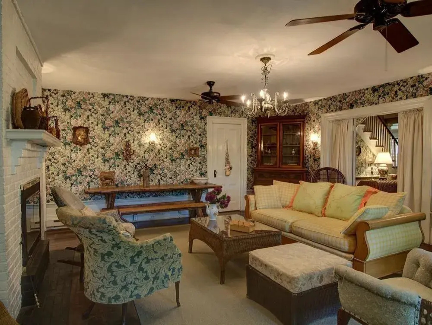 Village Latch Inn Hotel