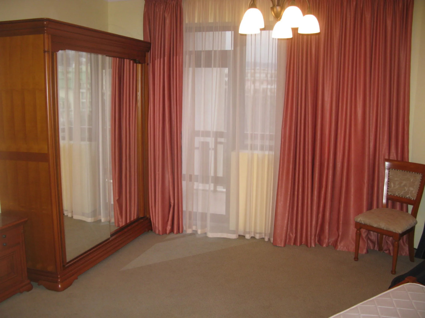 Estreya Palace & Residence