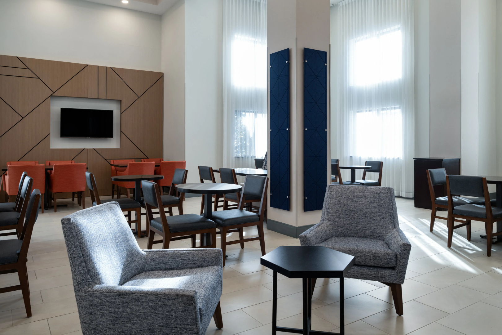 Holiday Inn Express & Suites Midwest by IHG