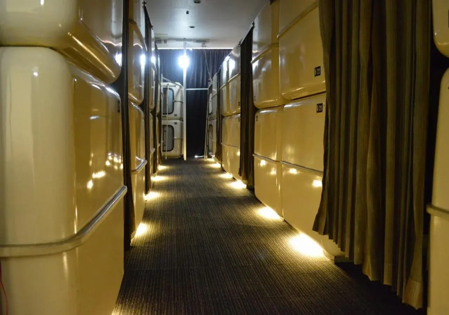 ATSUGI CAPSULEHOTEL – Caters to Men