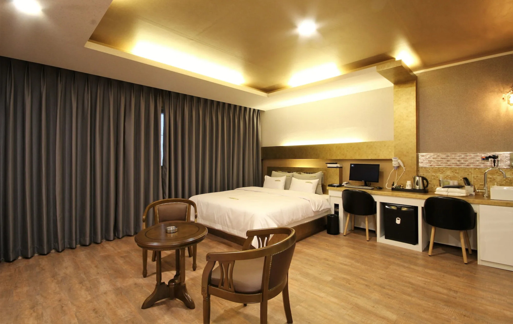 GoldenRoot Hotel in Gimhae