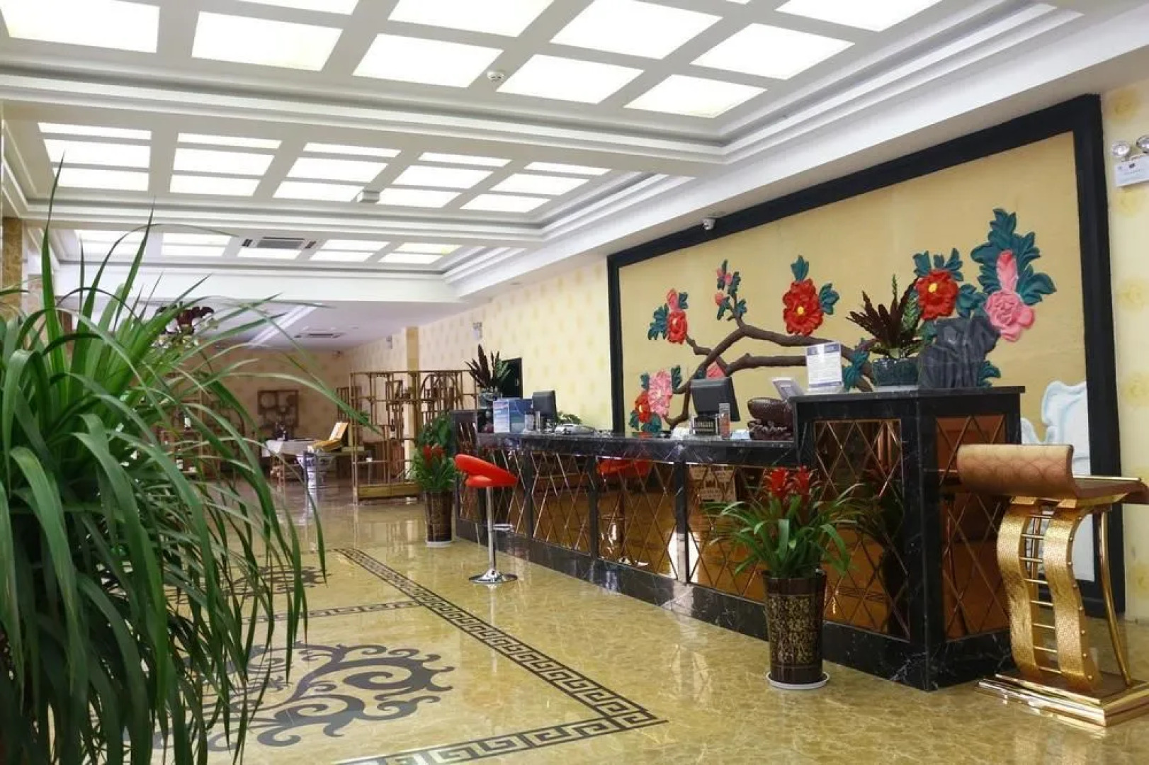 Heluo Sunshine Culture Theme Hotel