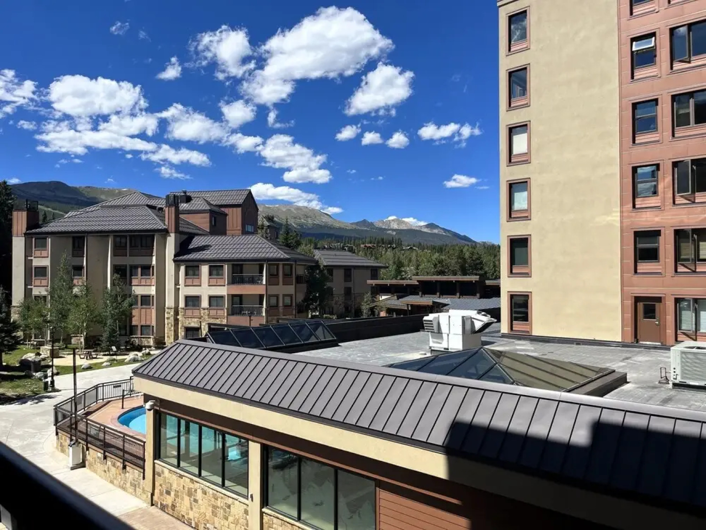 Perfectly Located 1br - Steps To Ski & Apres Fun - Sleeps 4 1 Bedroom Condo by RedAwning
