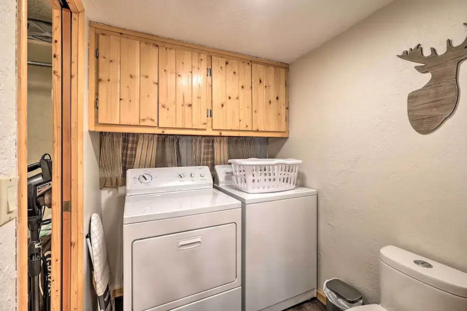 A-frame Munds Park Retreat: 35 Miles to Snowbowl