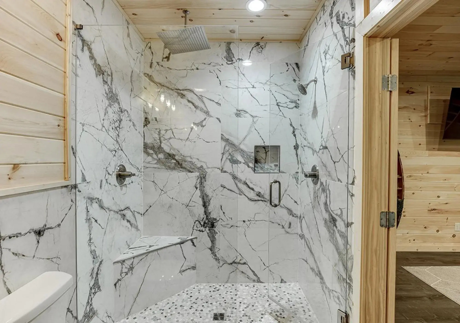 Luxury Cabin Sleeps 8 With Creekside Fire pit Near Helen GA