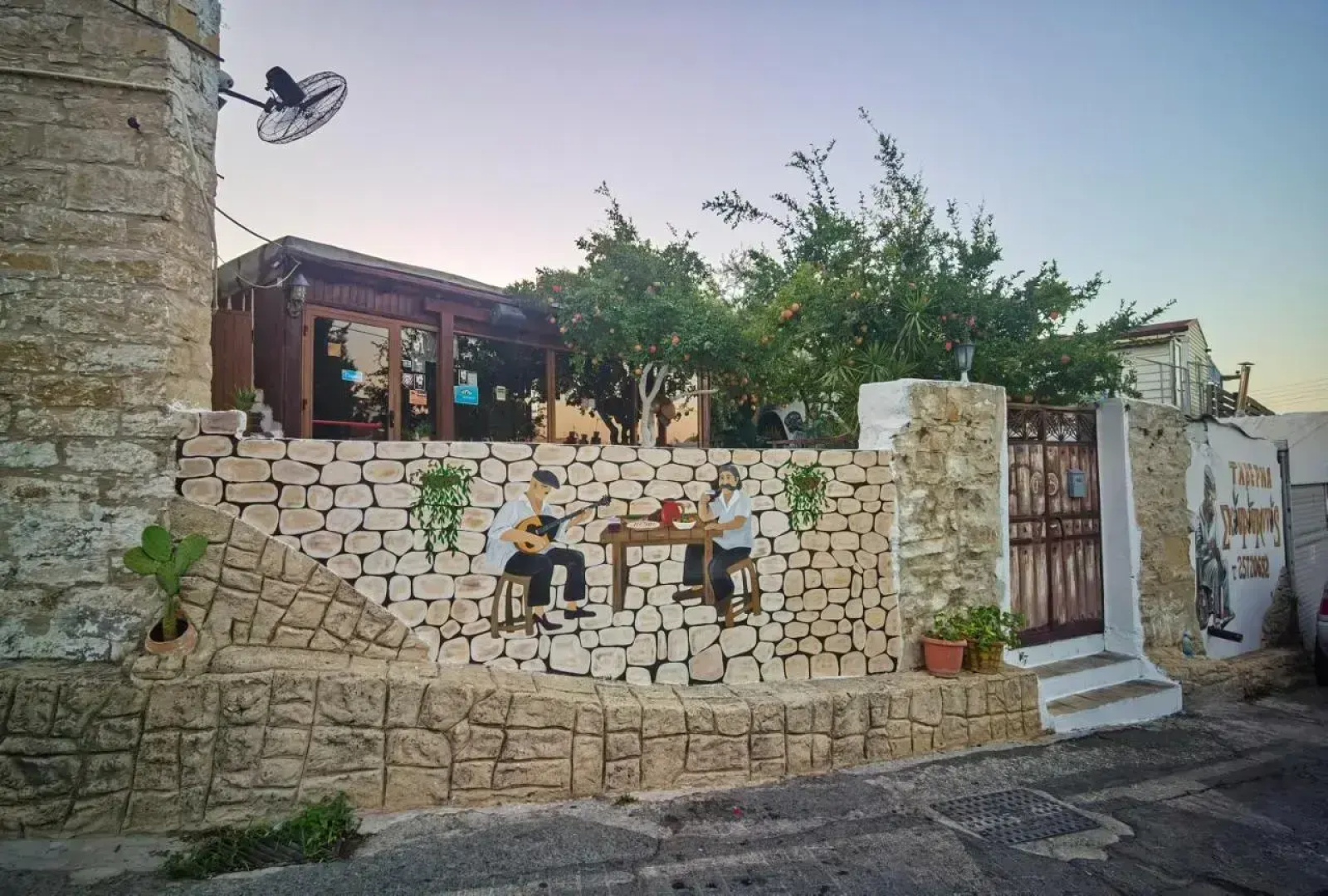 Eagles Nest- 2BR stylish, free park, Netflix