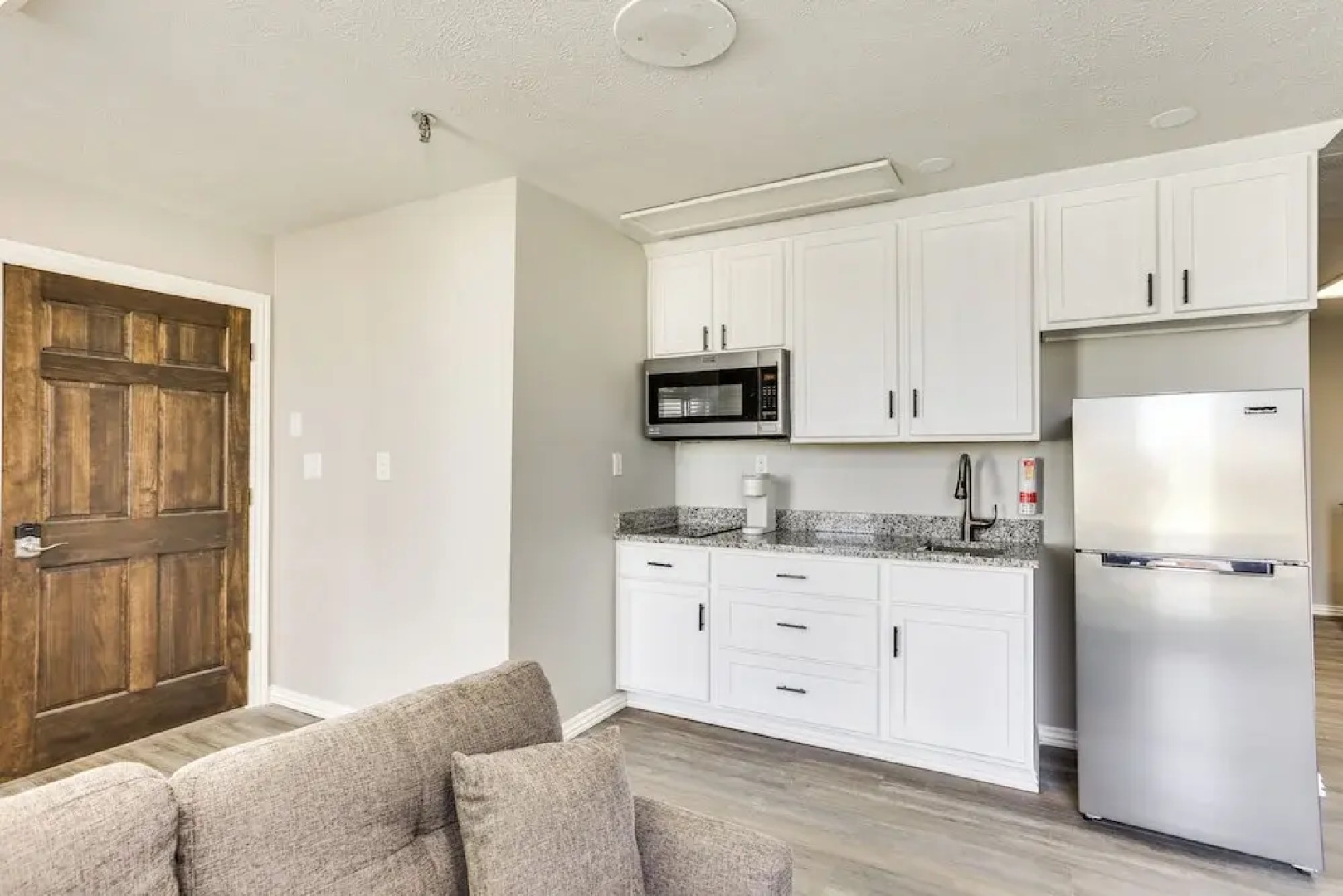 < 1 Mi to Oakland City University: Cozy Apartment