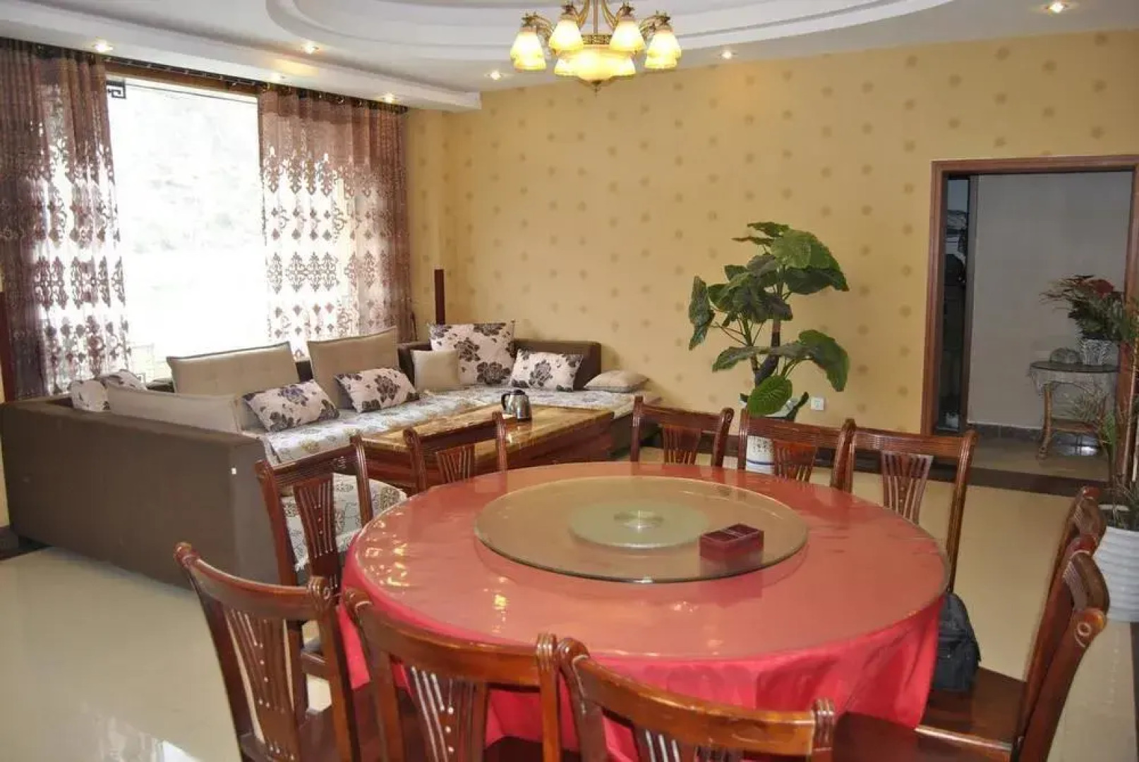 Lixian County Taoping Qiang Village Erma Inn