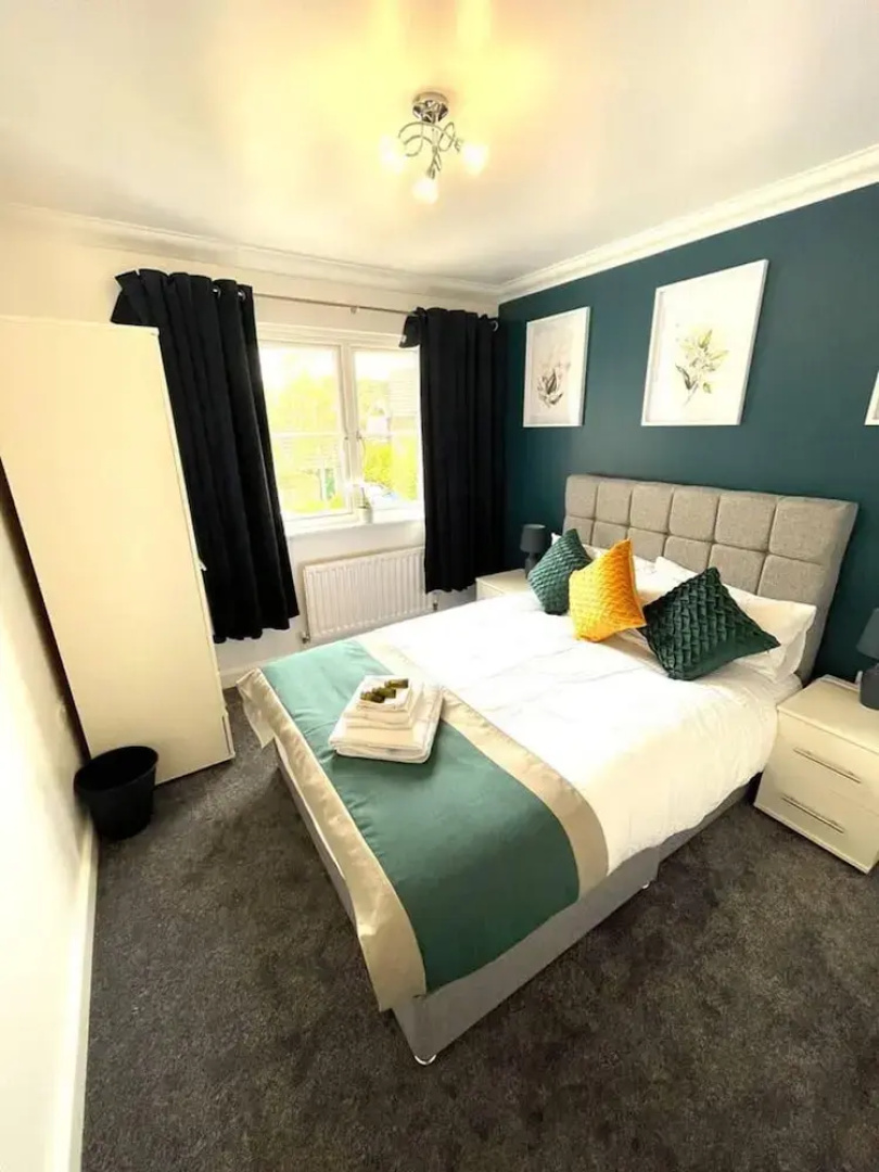 Remarkable 5-bed House in Horley