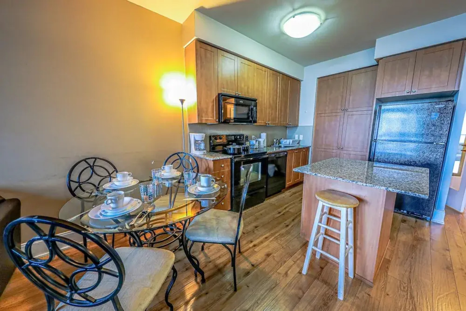 Lake View Luxury Condo by Elite Suites