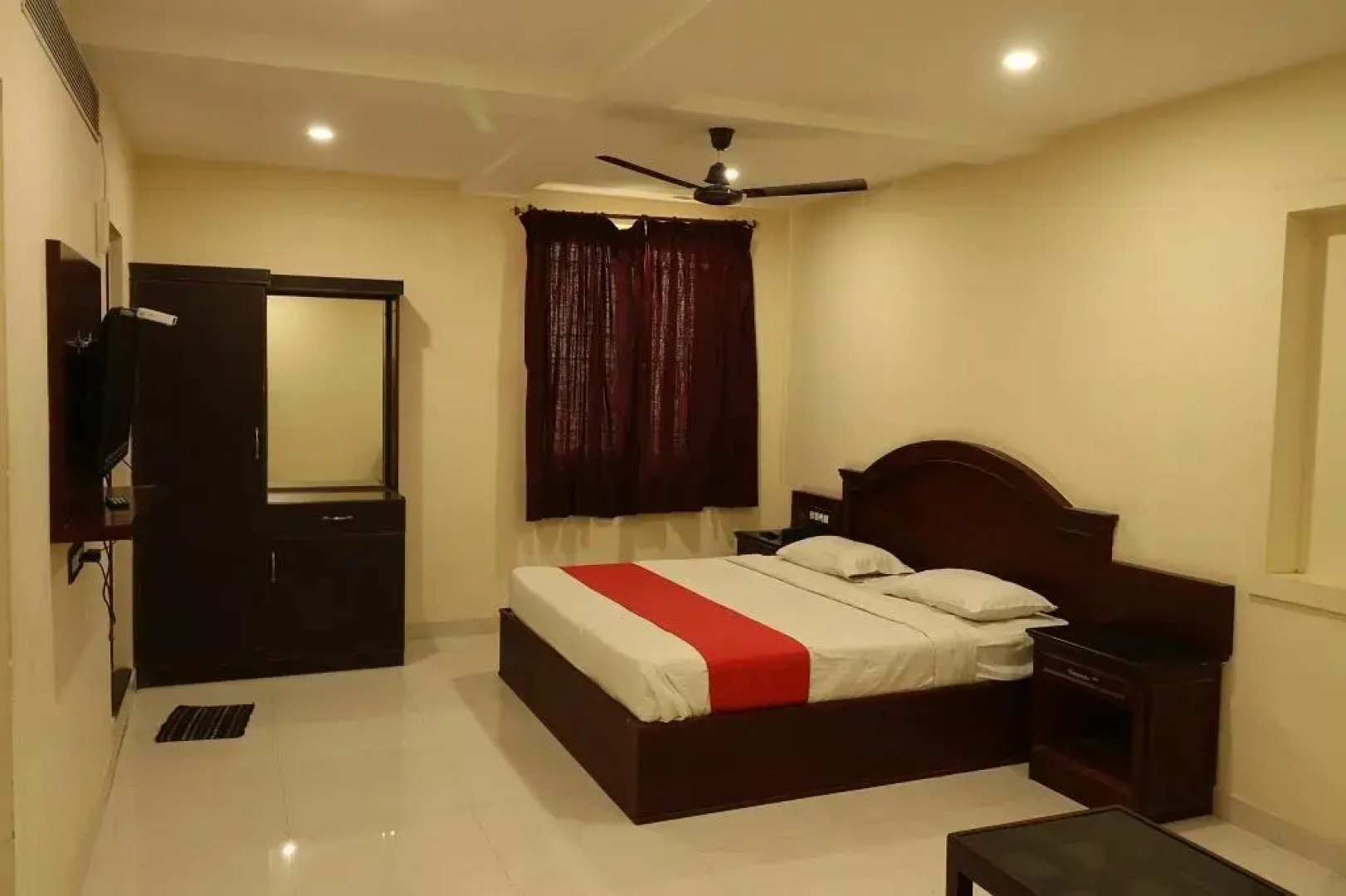 Es Residency by OYO Room