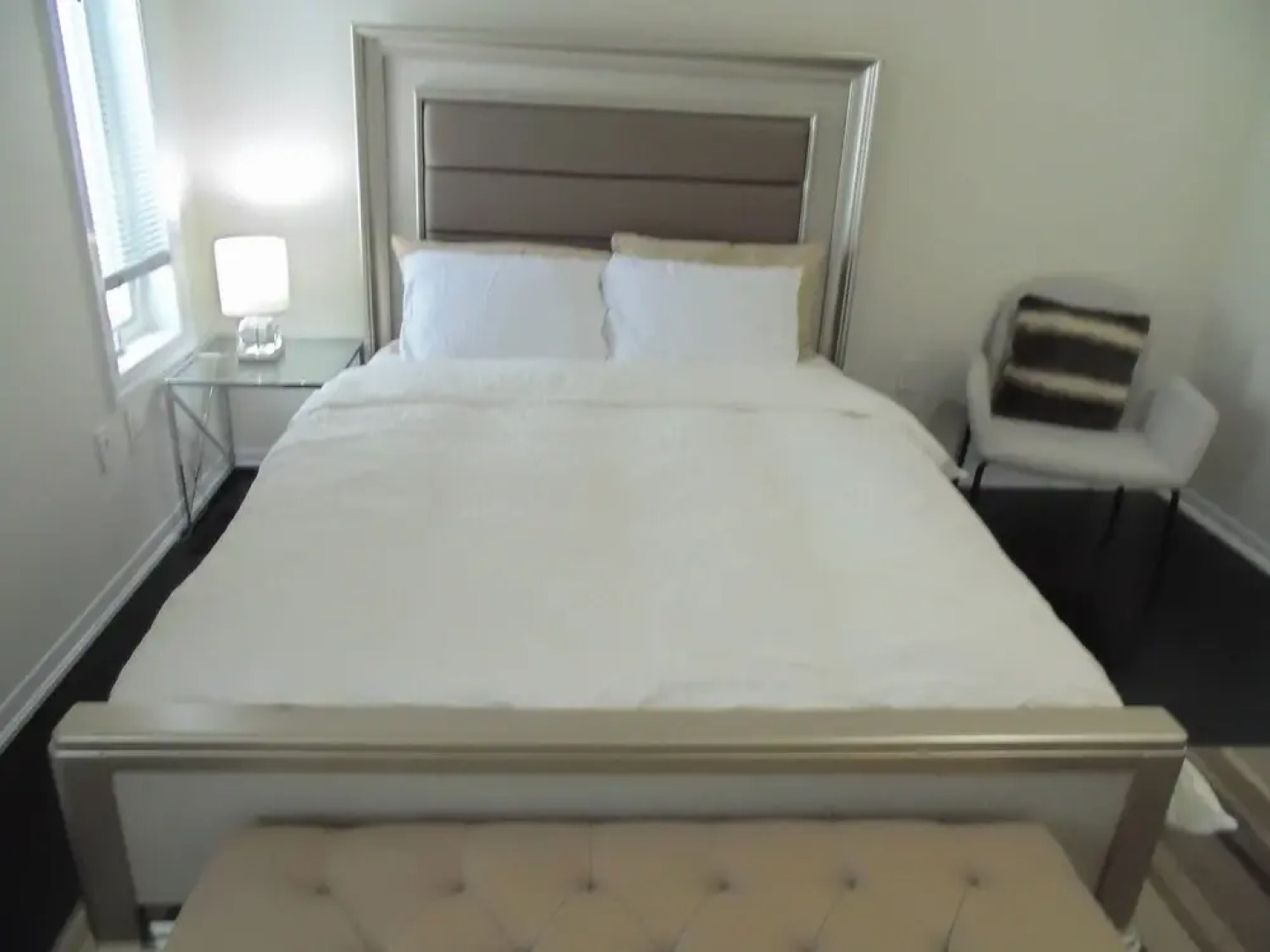 Luxury White House In Oakville Free Ev Charging