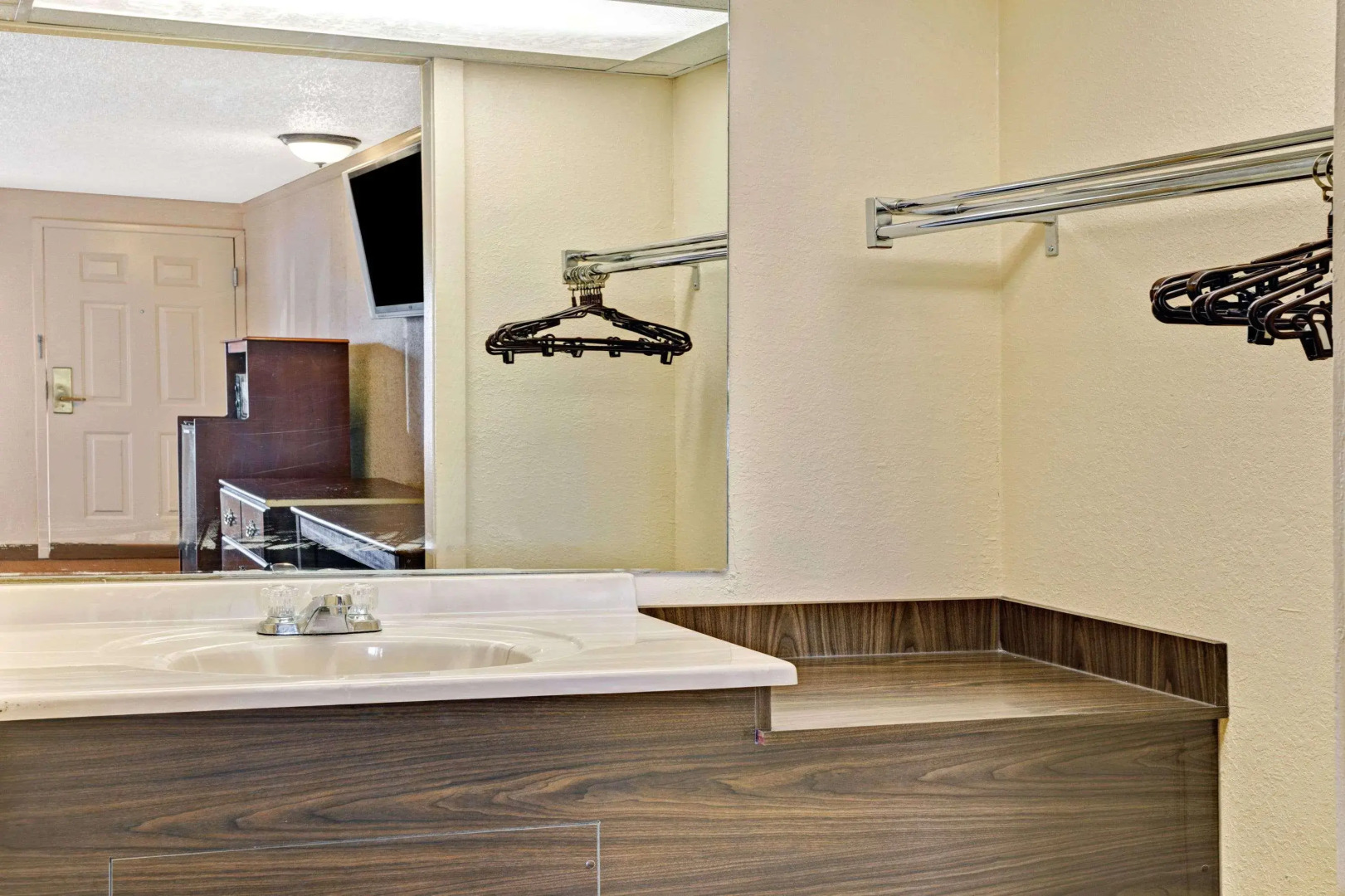 Knights Inn - Madison Heights