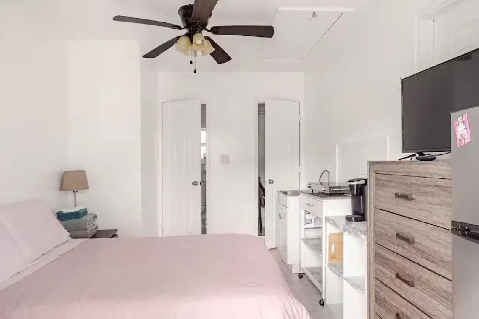 Room in Guest Room - Small Studio Apartment