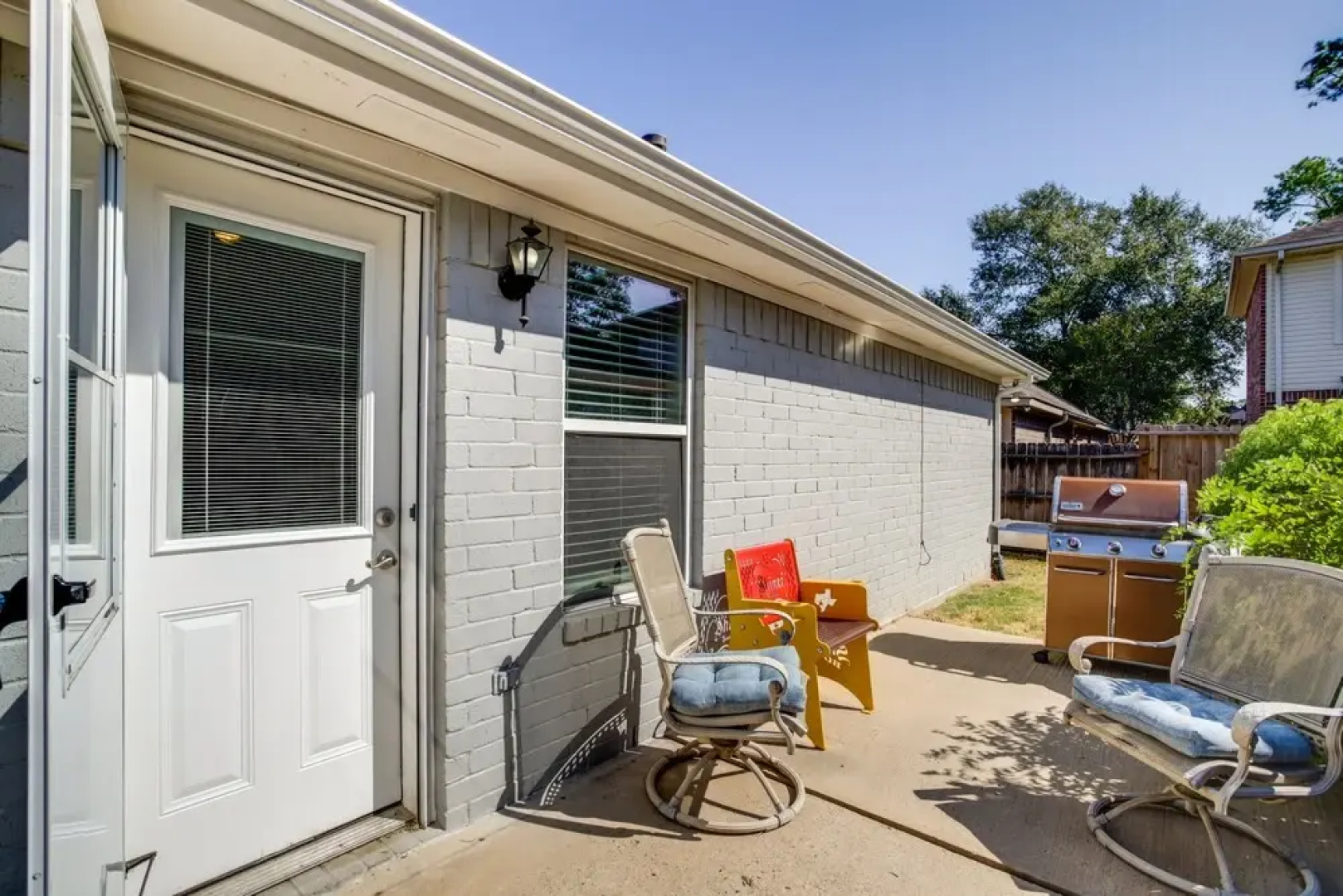 Pet-friendly Spring Home - 4 Mi to Six Flags!
