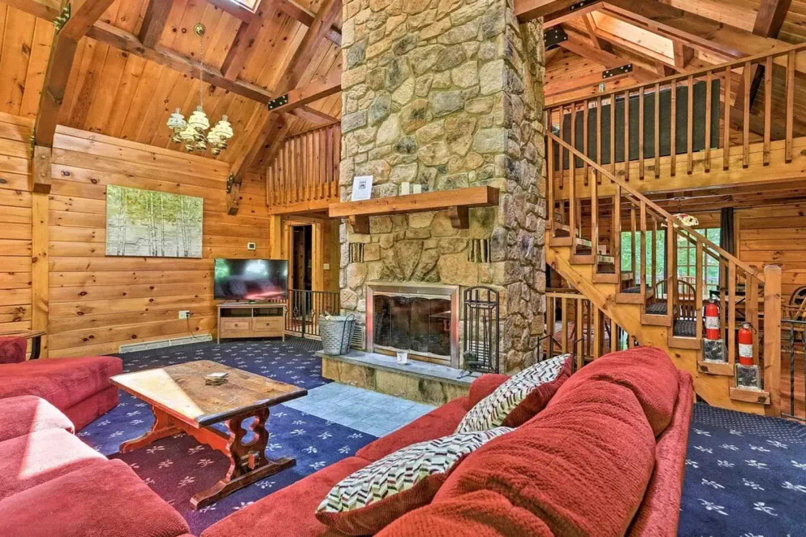 Spacious Cabin, 1 Block to Locust Lake Beach!