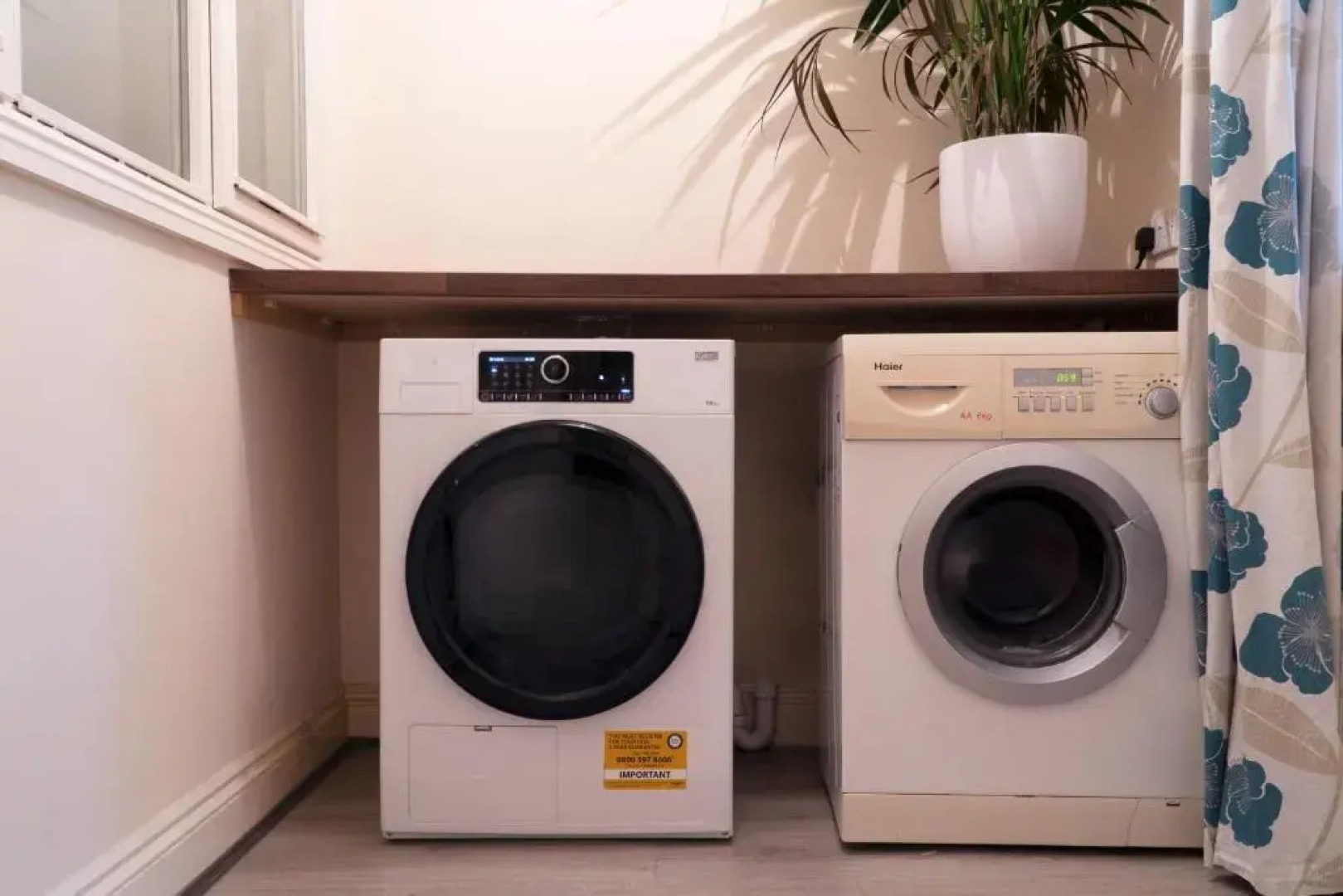 2 bedroom Coastal apartment 30 m from beach.