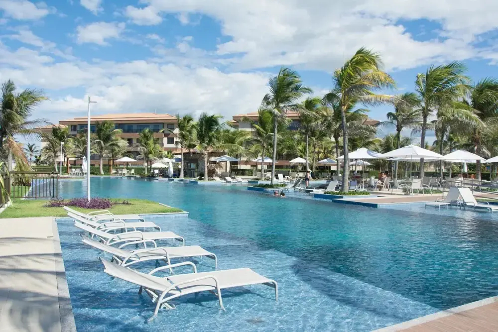 ML103 Luxuoso apartamento de 3 suítes no Mandara Lanai