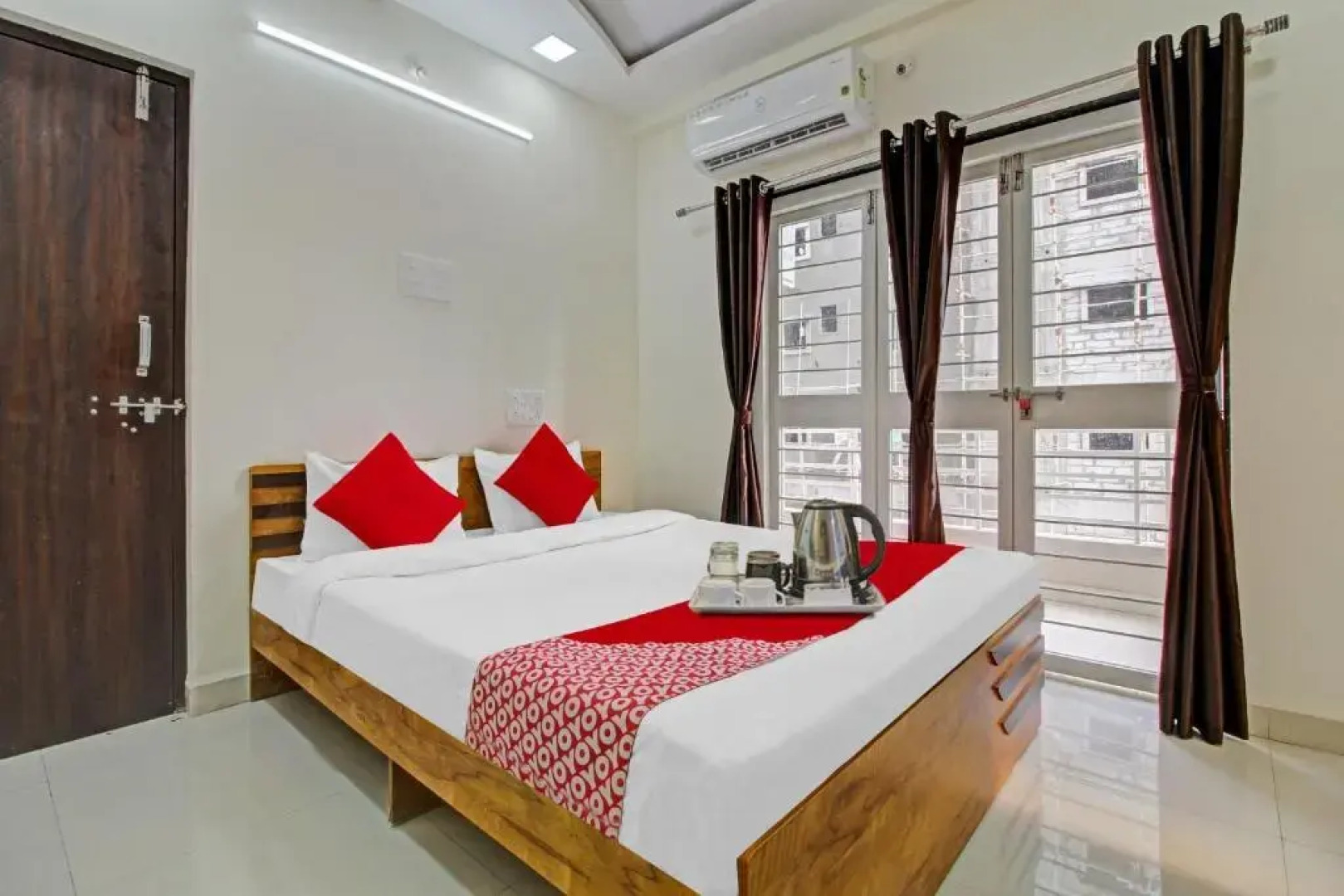 Oyo Flagship 93292 Hotel White House