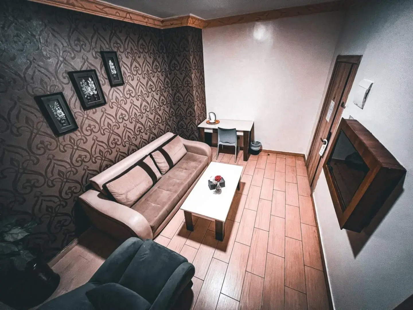 Balcony Hotel & Suites