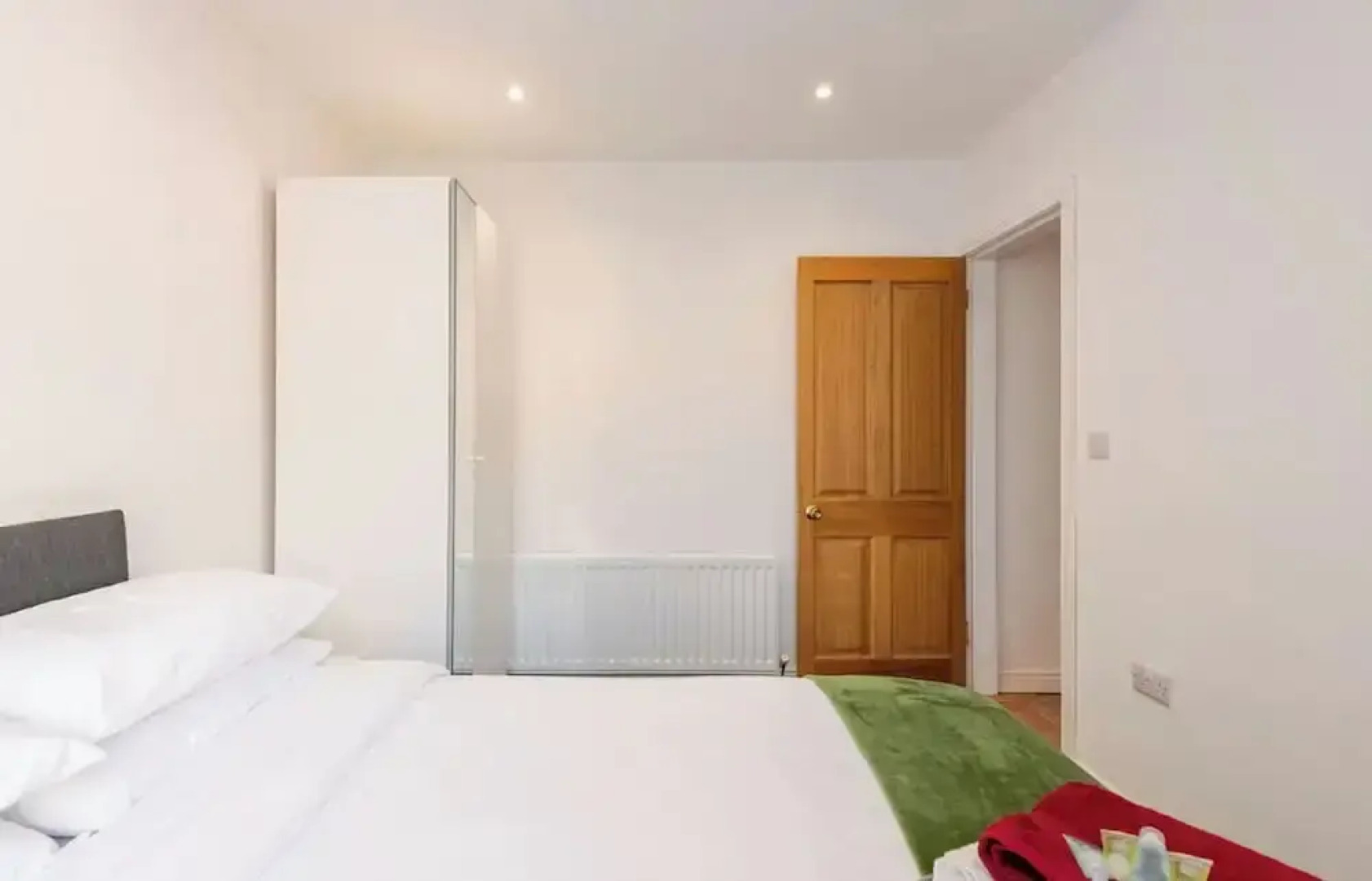 4 bed House - Private Garden - Free Parking