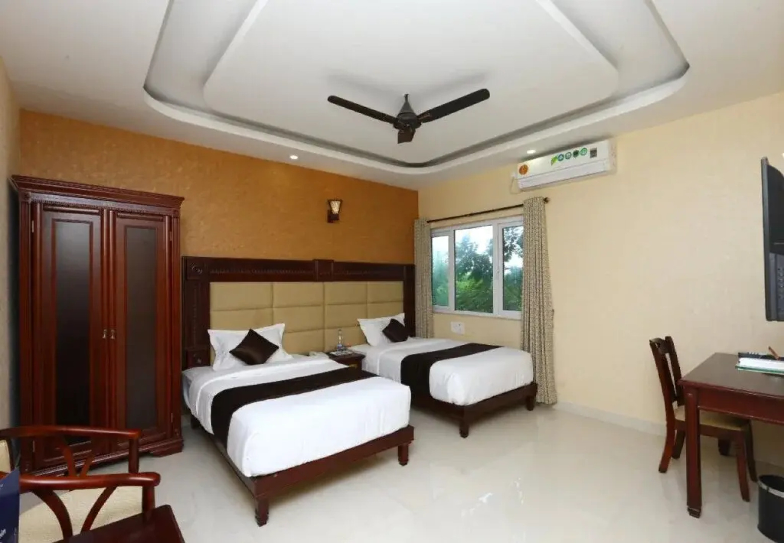 RB Grand Residency by OYO Rooms