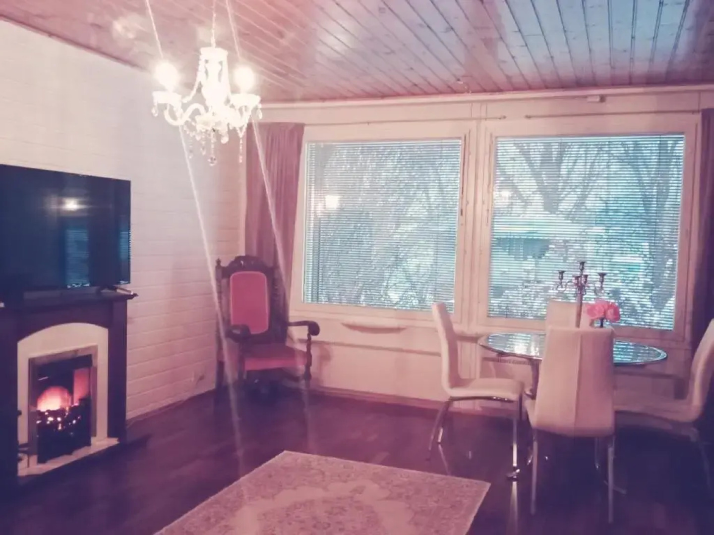 Tilava omakotitalo lähellä palveluita