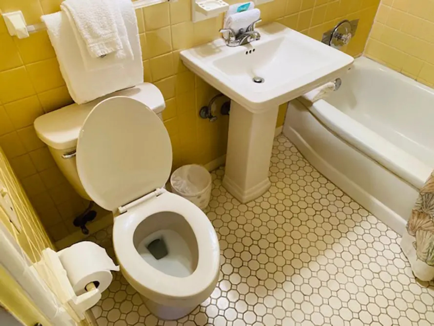 Redington Directly on the Beach Sea Rocket WiFi Parking 14