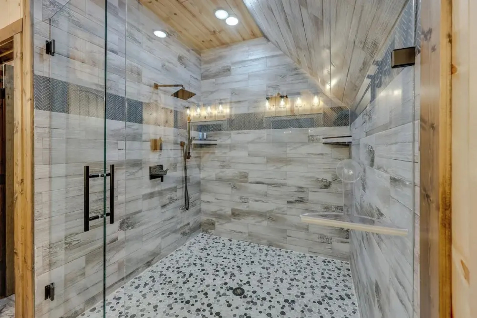 Gorgeous Broken Bow Family Home w/ Private Hot Tub