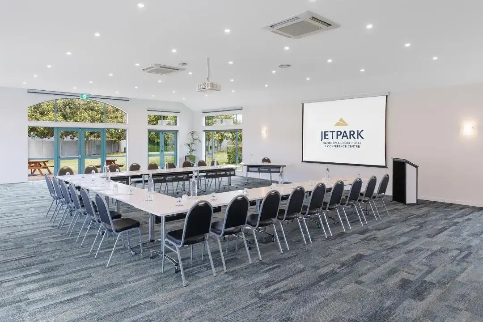 JetPark Hotel Hamilton Airport