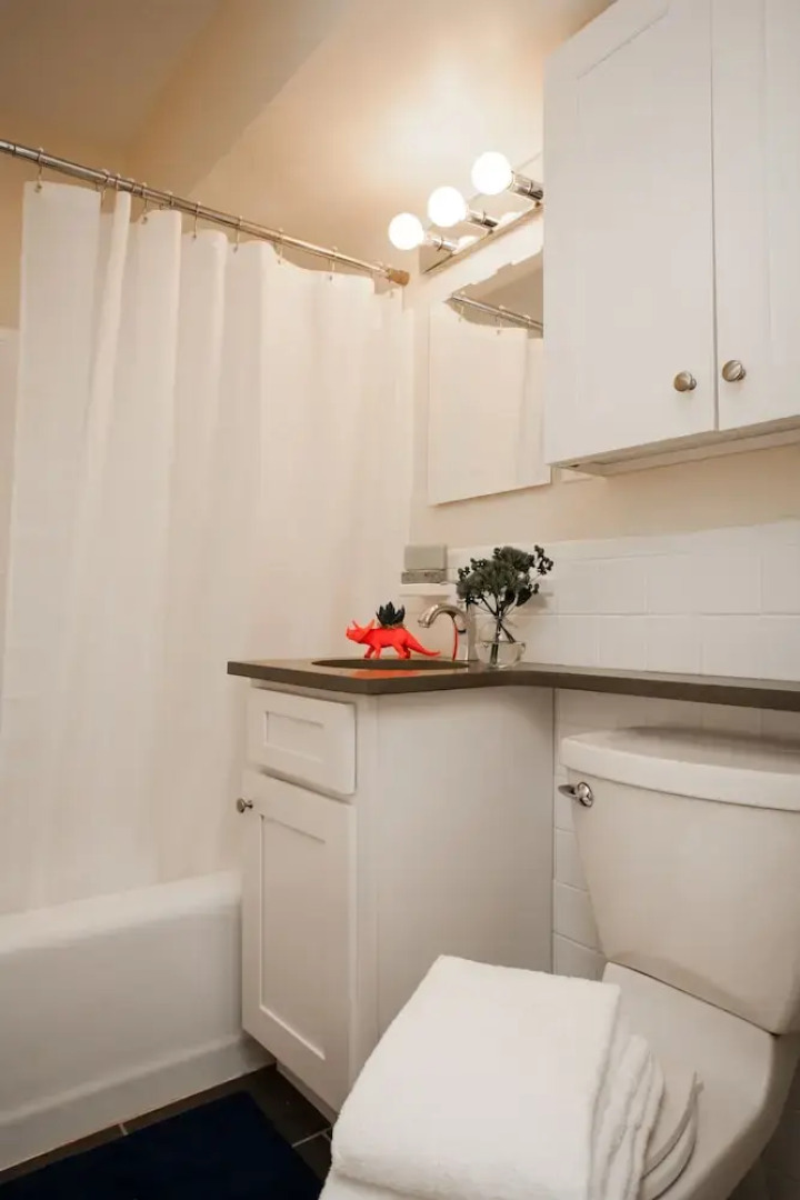 One Bedroom Apartment in Brookline by Namastay