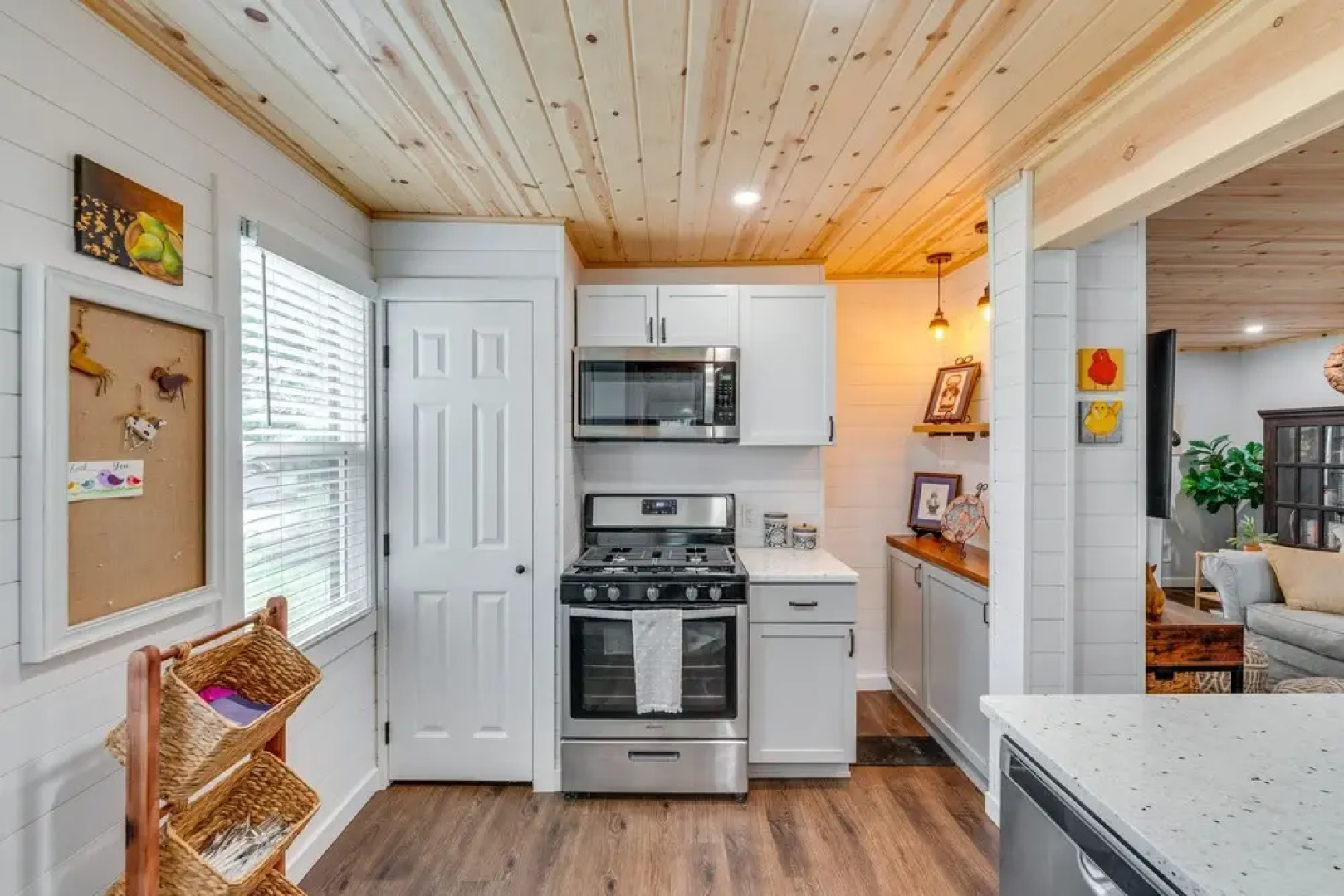 Welcoming Williams Bay Cottage w/ Deck & Fire Pit!