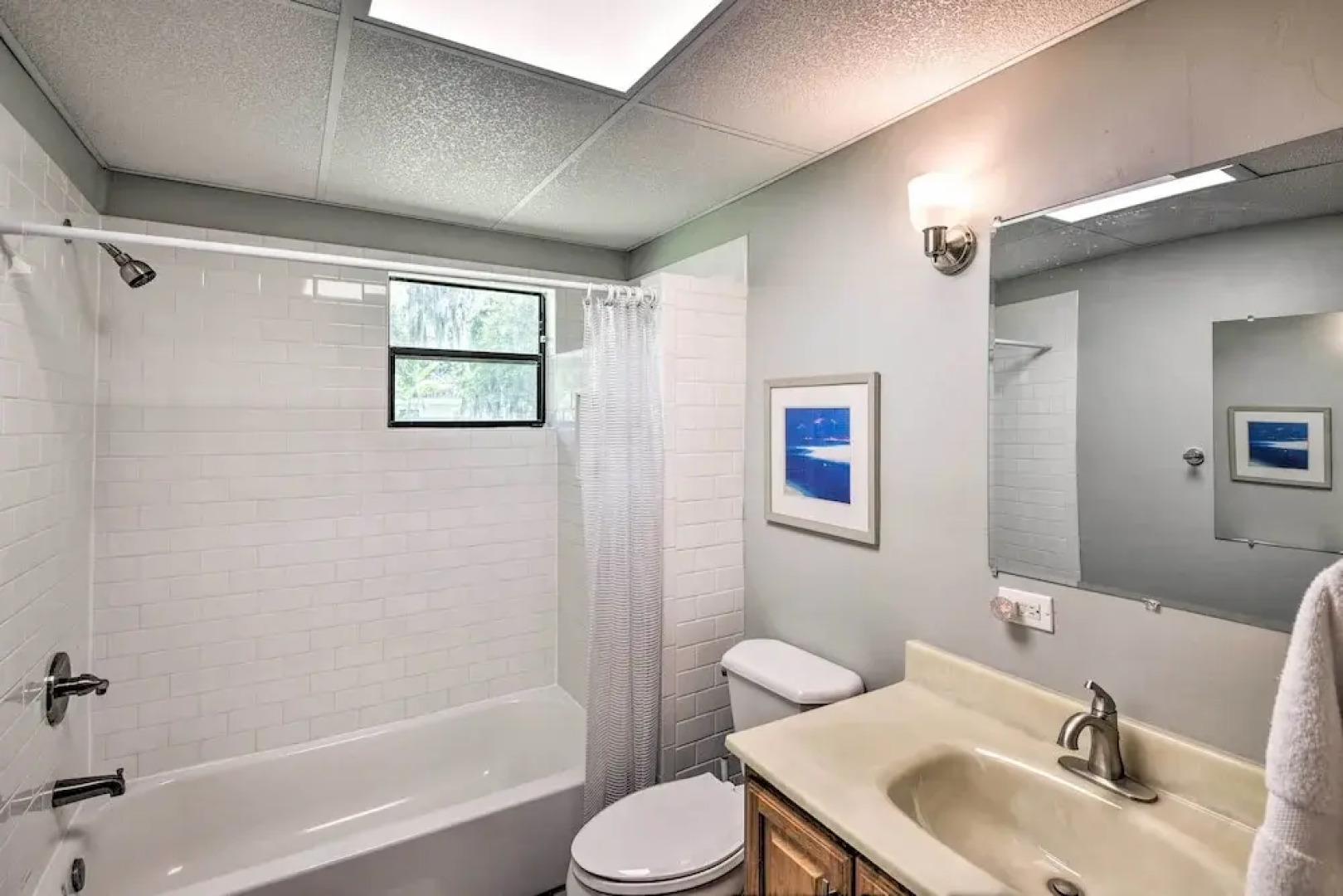 Dog-friendly Home w/ Gas Grill - Walk to Rose Bay!