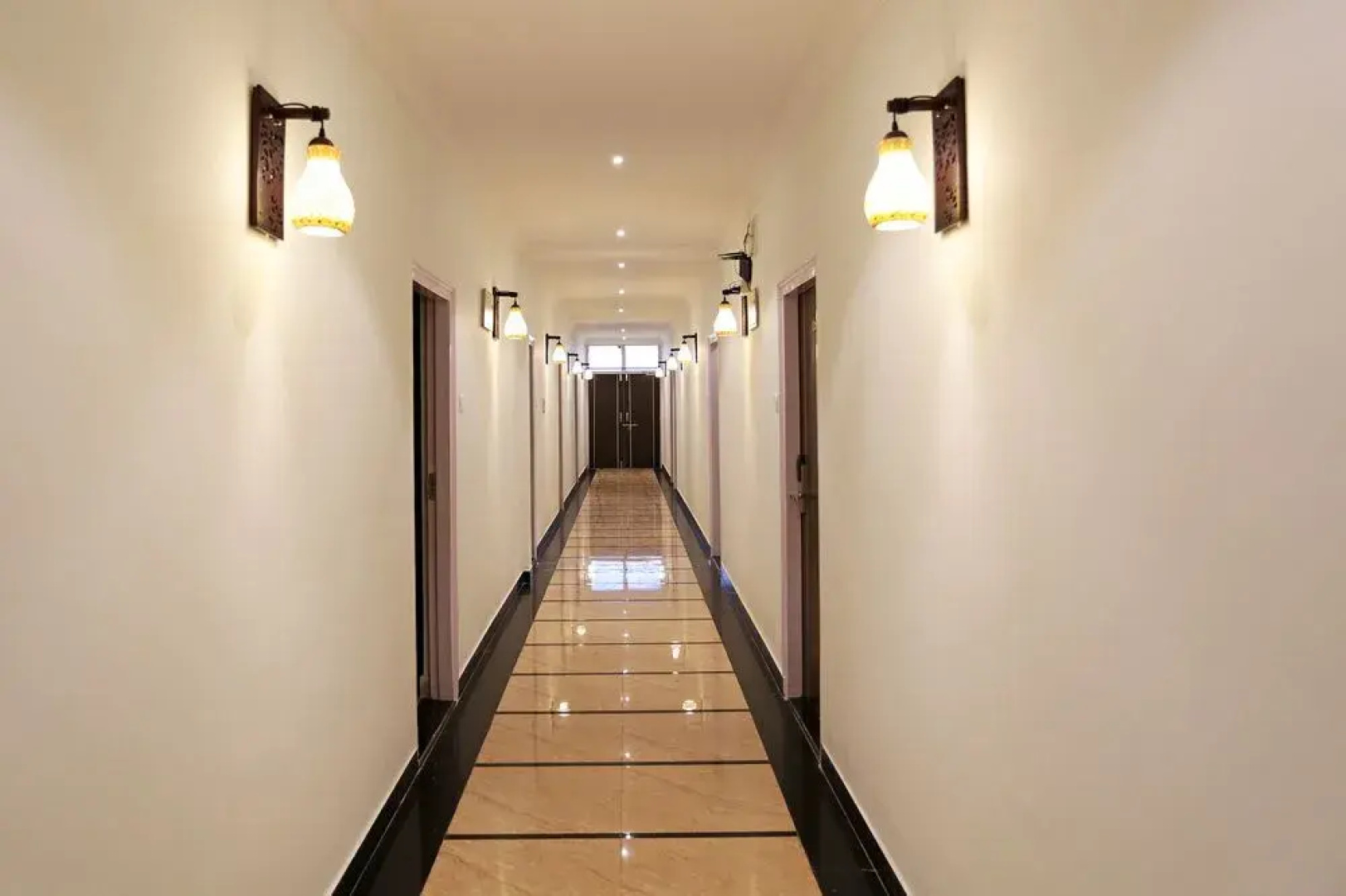 Townhouse OAK Hotel MP Inn