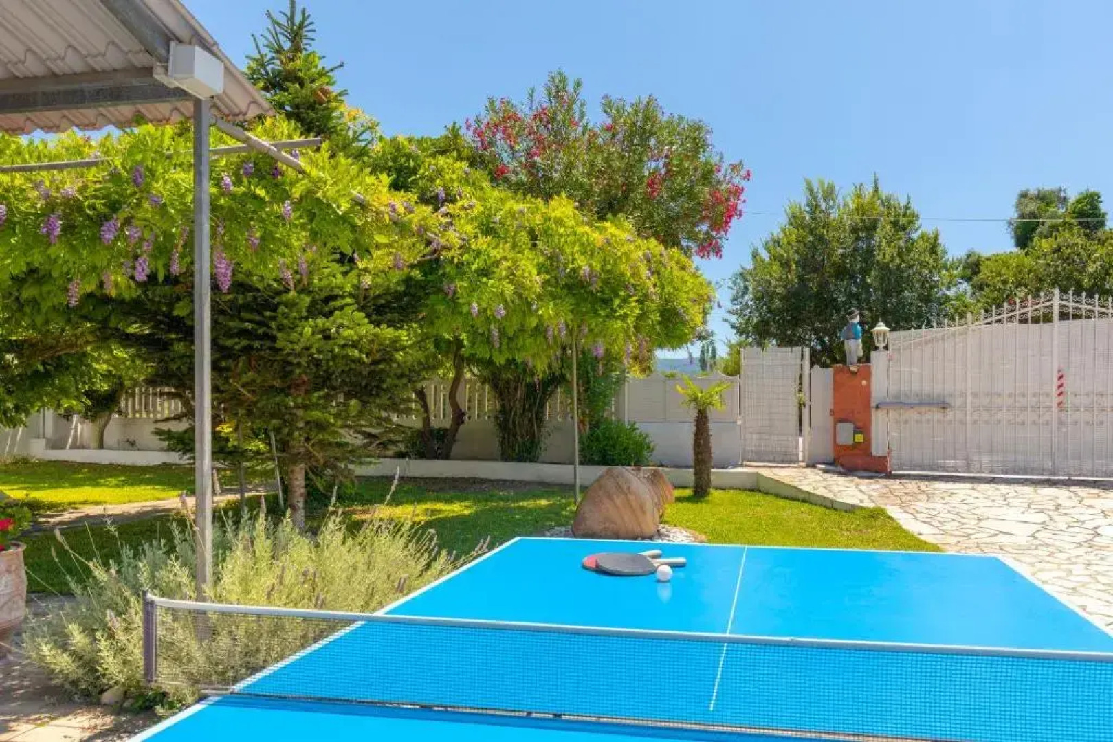 Villa Paradiso: Near beach, superb pool and garden