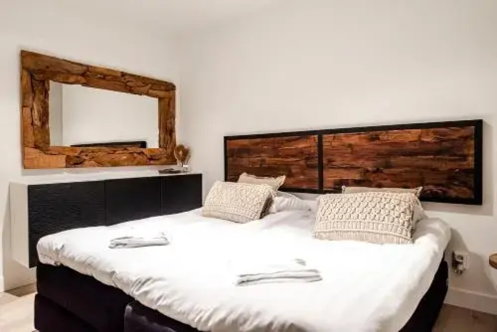 Timeless City Residence