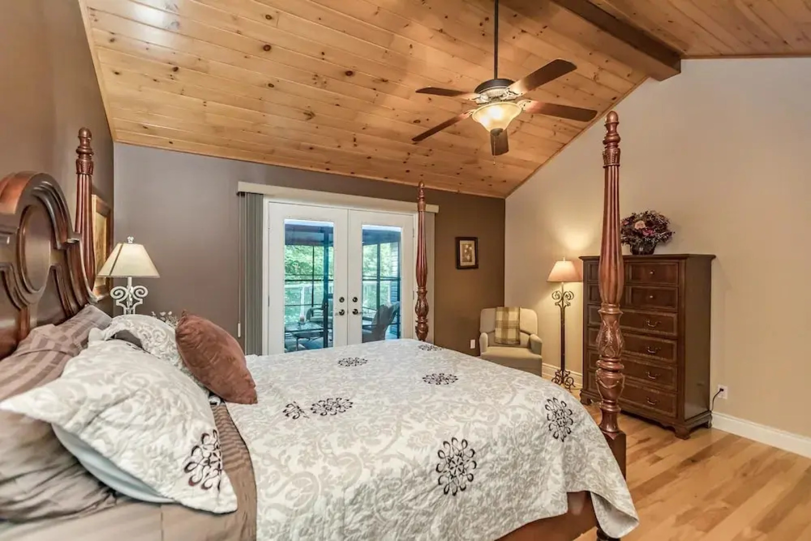 Stewart Lake Retreat A Gorgeous Beachfront Lakehouse With all the Bells & Whistles!