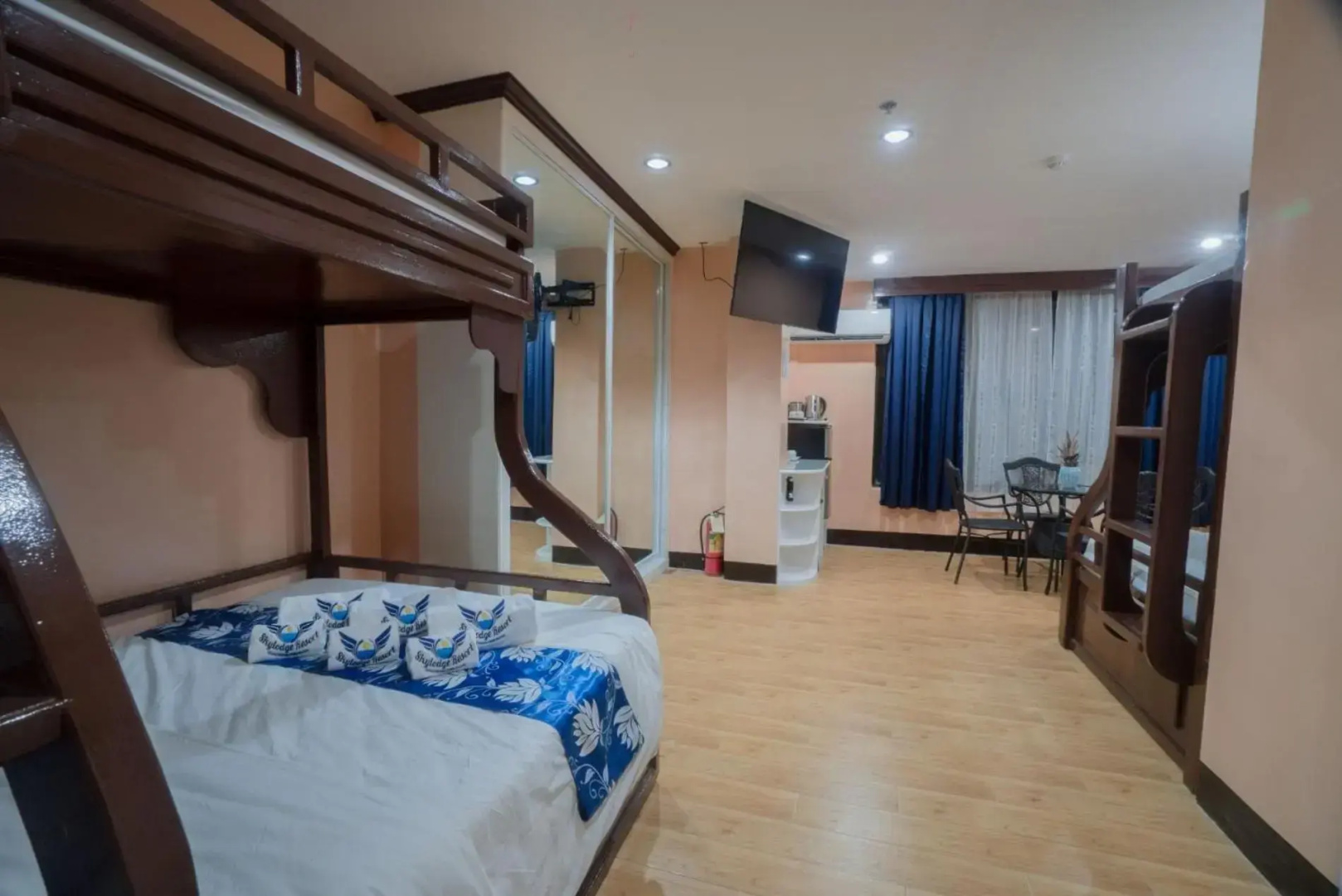 Skylodge Resort