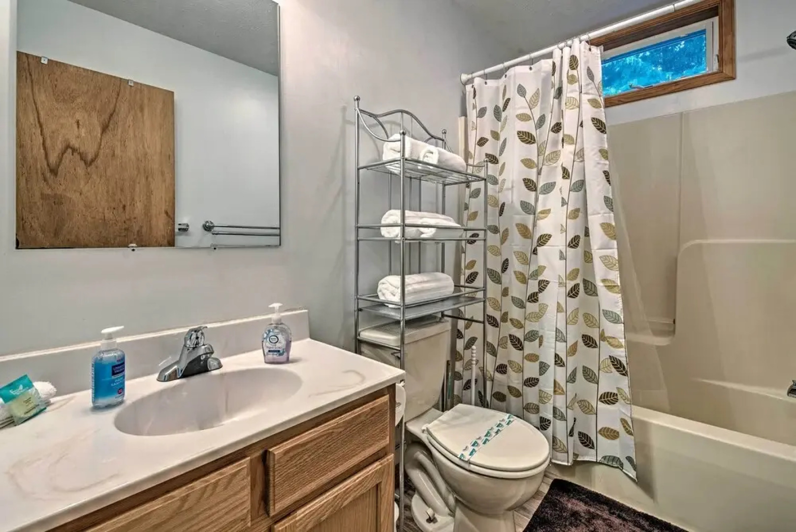 Lakeside Camelot Chalet: 3 Mi to Jack Frost Skiing