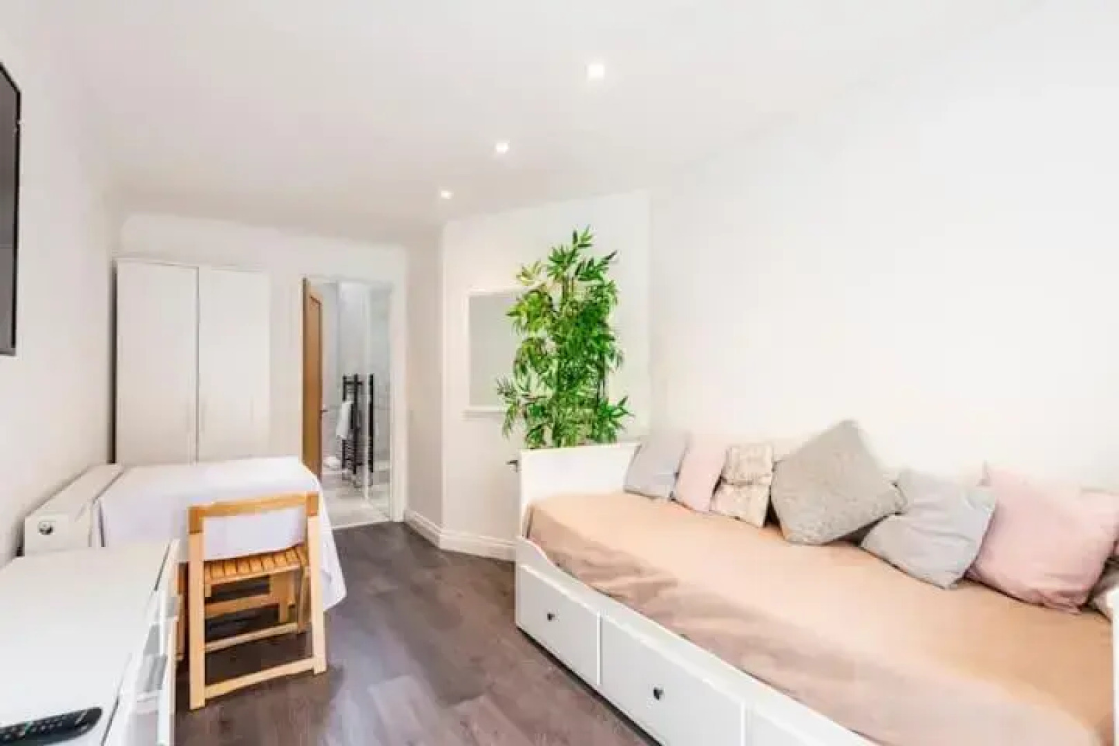 New SLEEP 4 COSY HOME