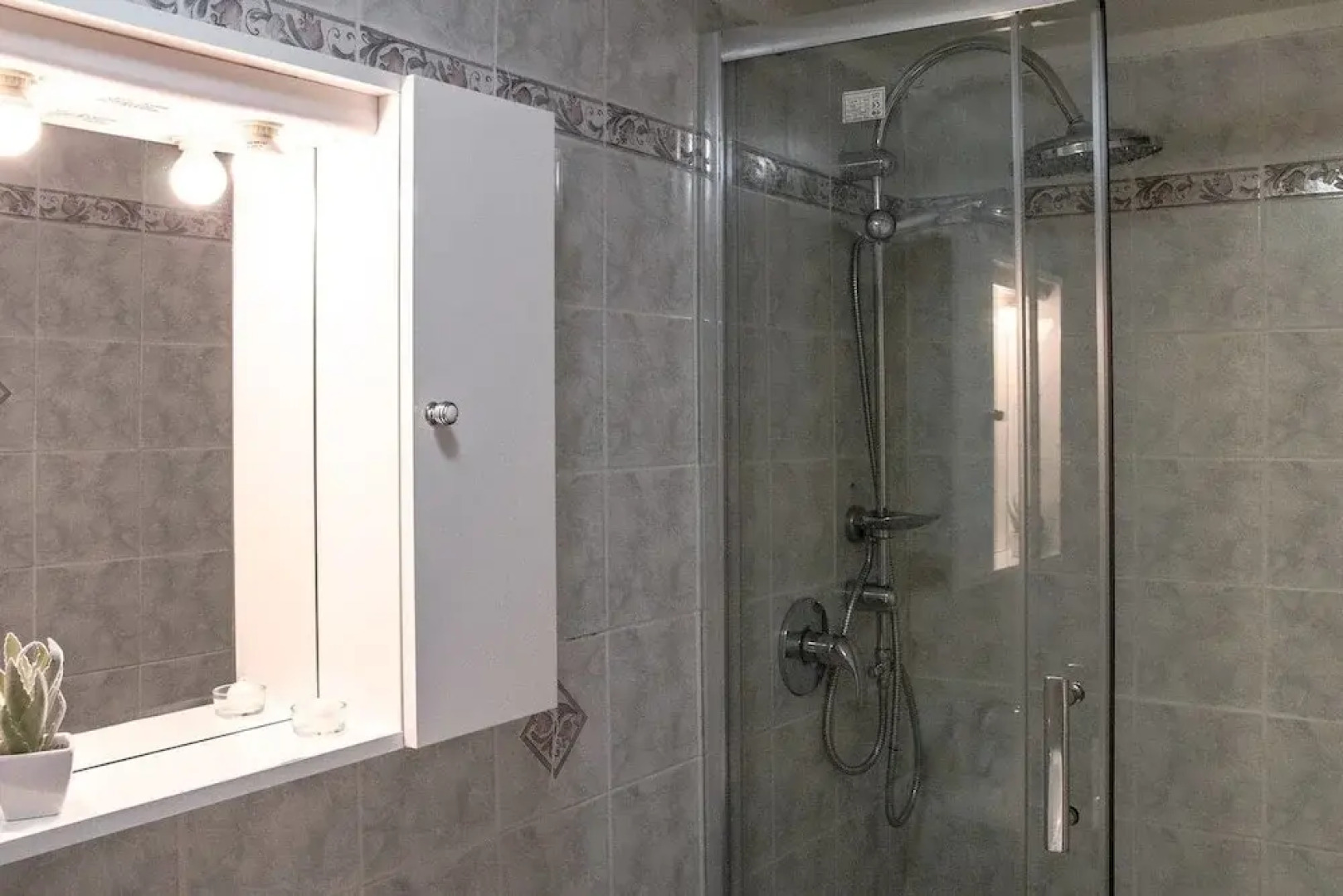 ALTIDO Cozy Lake View