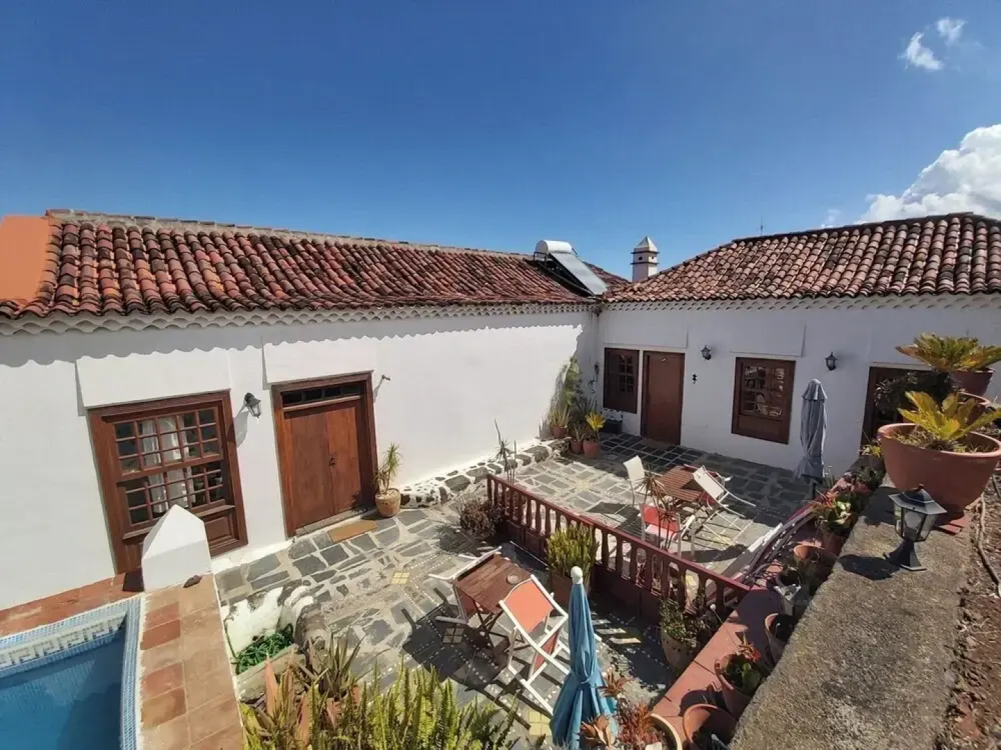 Villa-sleeps4-parking-garden-pool-nearairport