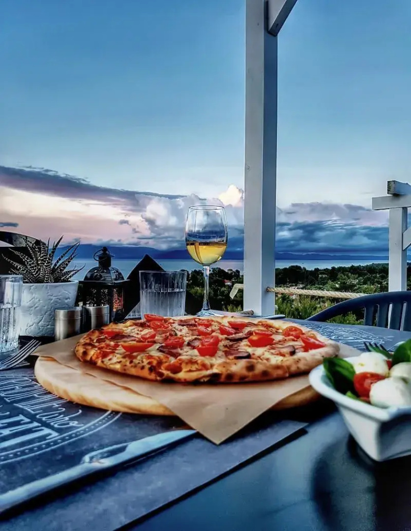 Bungalow White Apartments and Suites