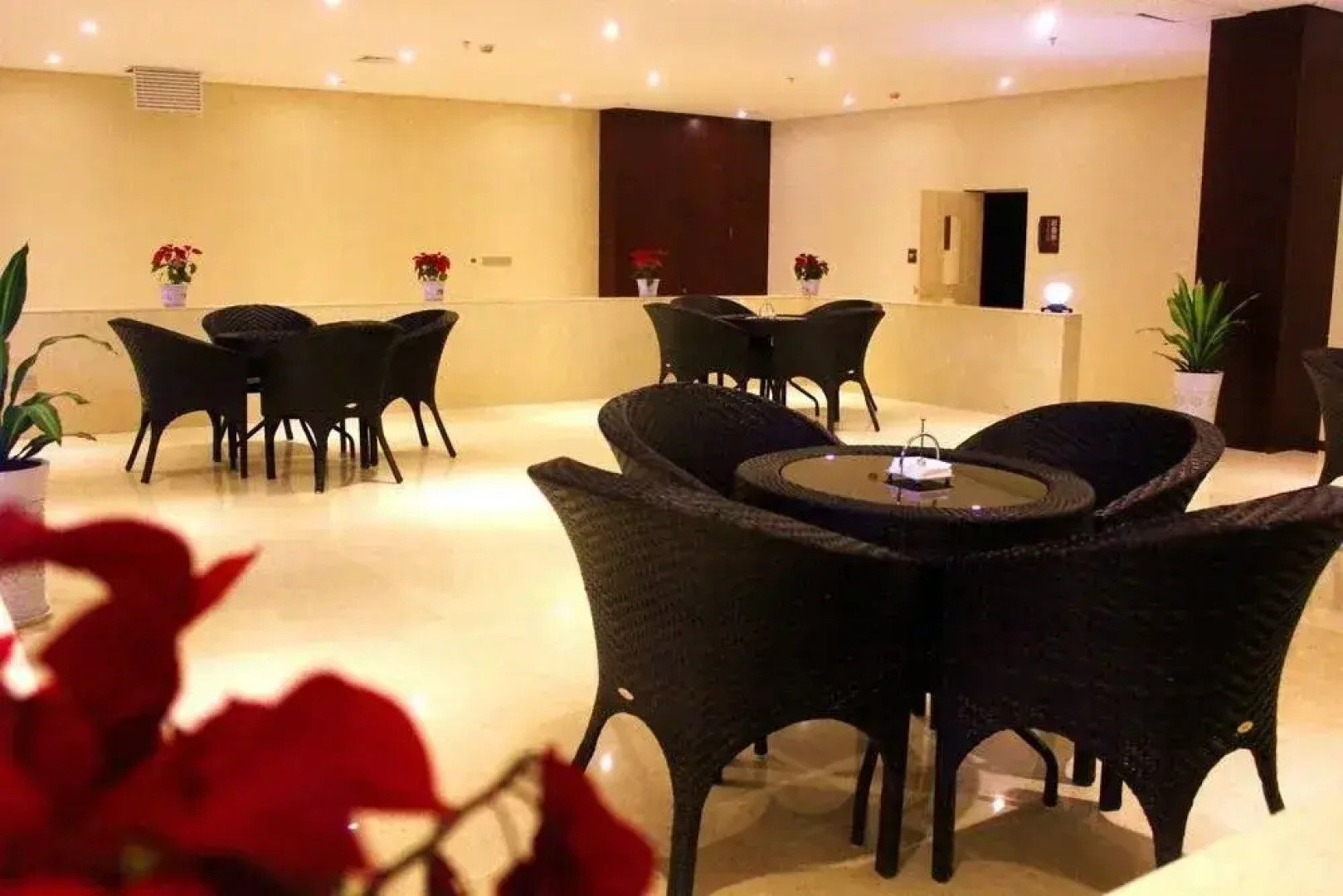 Shengtang Yishe Hot Spring Resort Hotel