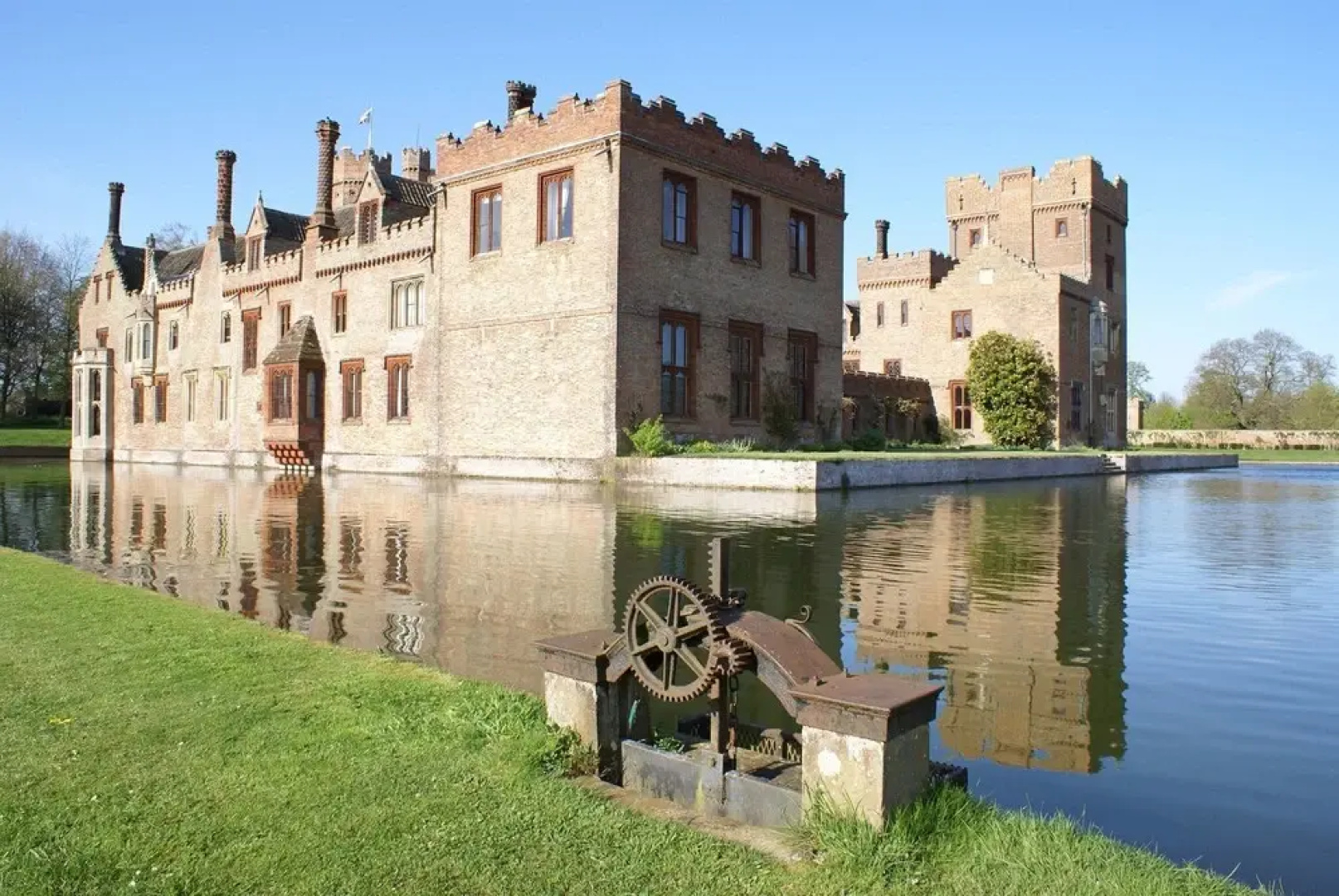 Secluded country house gem with swimming pool & tennis court