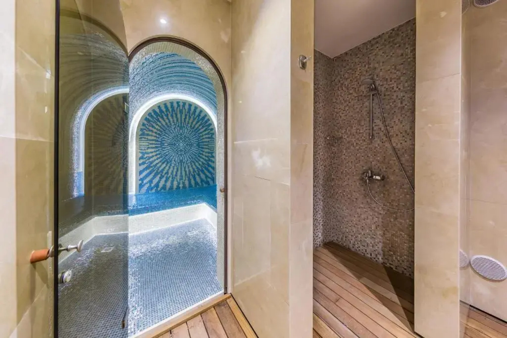 Carmencita Studio B14 with pool & gym