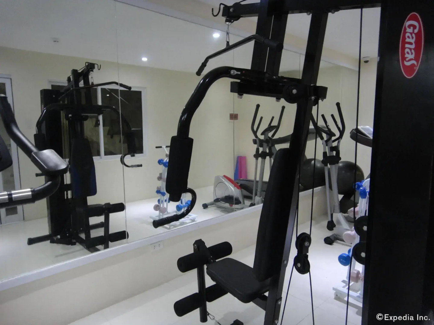 RedDoorz @ Grand Apartelle Hernan Cortes Cebu